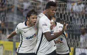 Jô realiza sonho pelo Corinthians e celebra: 'Dos gols mais importantes da vida'