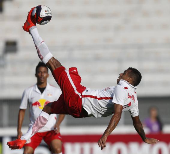 Elton faz um golaço de bicicleta pelo Red Bull