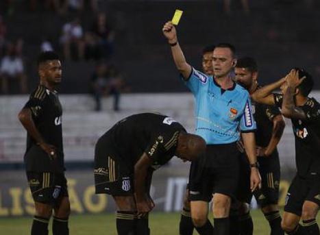 Ponte Preta cometeu dois pênaltis e empatou com o Linense
