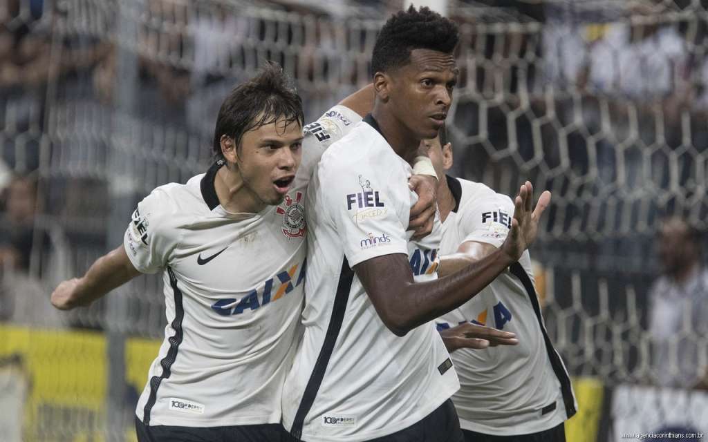 Roberto de Andrade se revolta: 'Árbitro está mexendo com time errado'