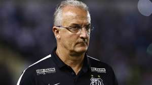 Membros de organizada do Santos vão ao CT e fazem cobranças a Dorival