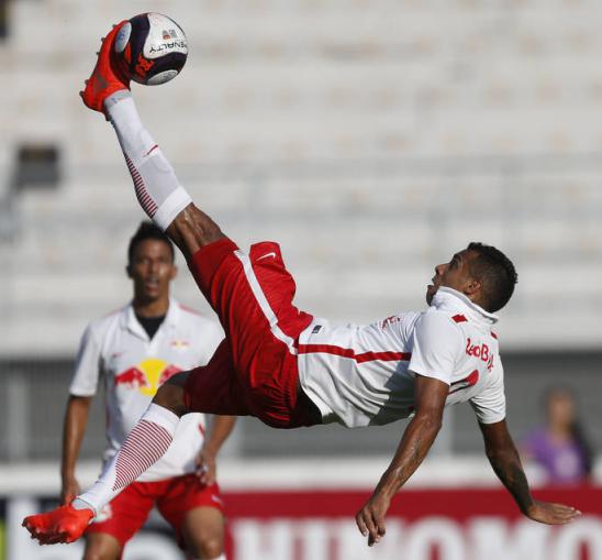 Elton marcou três gols contra o Novorizontino, um deles de bicicleta