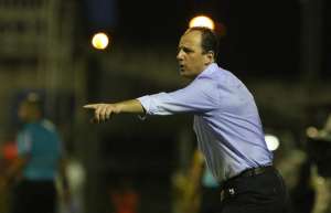 Ceni lamenta tropeço do São Paulo no final e vai conversar com jogadores