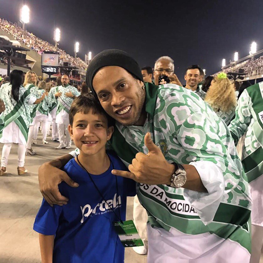 Ronaldinho Gaúcho desfila por 3 escolas, paquera e mostra ter samba nos pés na Sapucaí