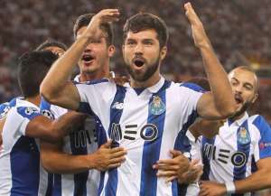 Zagueiro Felipe interessa à Inter de Milão e Corinthians pode lucrar com negócio