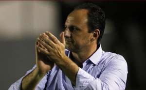 Maicon inicia tratamento para 'voltar o quanto antes' ao São Paulo