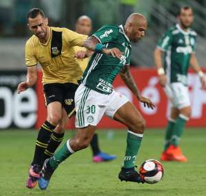 Suspenso de clássico pelo Palmeiras, Felipe Melo critica árbitro por amarelo
