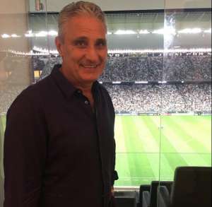 Presente na Arena, Tite é ovacionado por corintianos e se emociona
