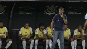 Carille vê nova vitória em clássico encerrar desconfiança em seu trabalho