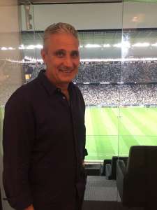 De volta a Arena Corinthians, Tite diz: 'Emoção toma conta de mim'