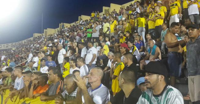 Arquibancada geral do 1.º de Maio ficou lotada no sábado na vitória sobre o Audax