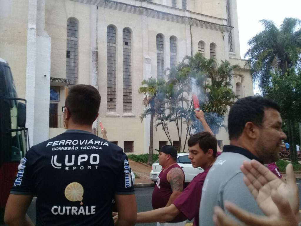 Paulistão: Organizada comparece em concentração para apoiar elenco da Ferroviária 1 0002050228455 img