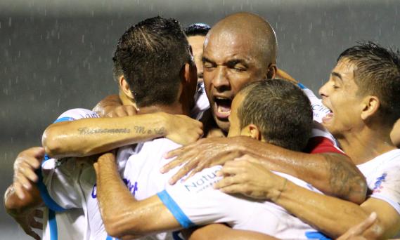 Nem a chuva diminuiu o entusiasmo dos jogadores do São Bento após o gol