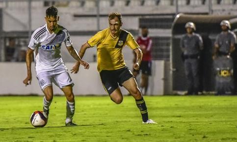 O lateral Eduardo destacou a importância do compromisso para a equipe e adiantou que só a vitória interessa - Foto: PontePress/FábioLeoni