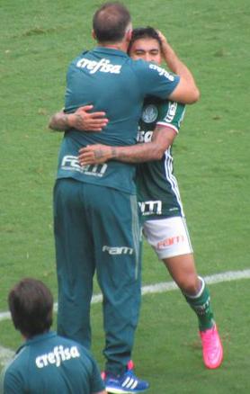 Dudu fez golaço do meio campo e foi abraçar técnico Eduardo Baptista