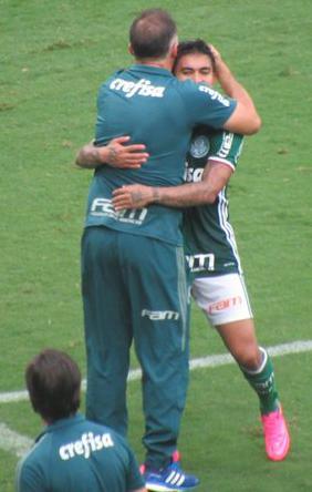 Eduardo Baptista ganhou abraço de Dudu após golaço por cobertura