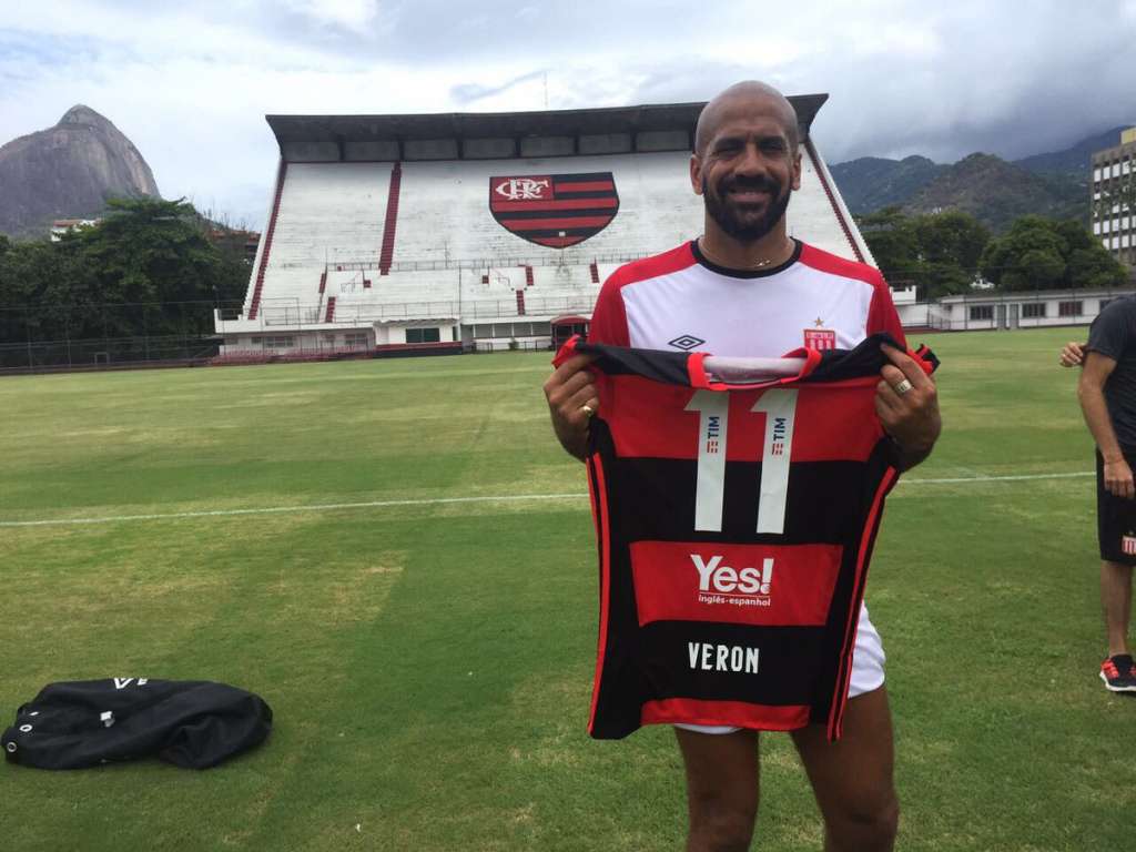 o próprio Flamengo divulgou uma foto nas suas redes sociais com Verón tendo uma camisa do clube