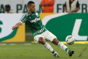 Palmeirense Vitor Hugo é suspenso por dois jogos por cotovelada em corintiano