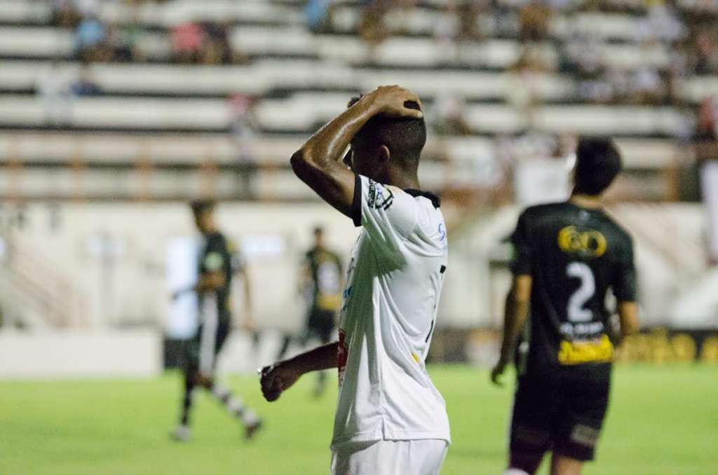 Jogador do Rio Branco lamenta derrota em Limeira (Foto:Sanderson Barbarini/Foco no Esporte)