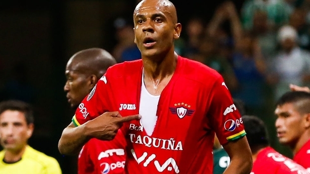 Alex Silva diz que rasgou a própria camisa para evitar expulsão contra o Palmeiras