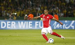 Eliminatórias: Douglas Costa se machuca em treino do Bayern e será cortado da Seleção