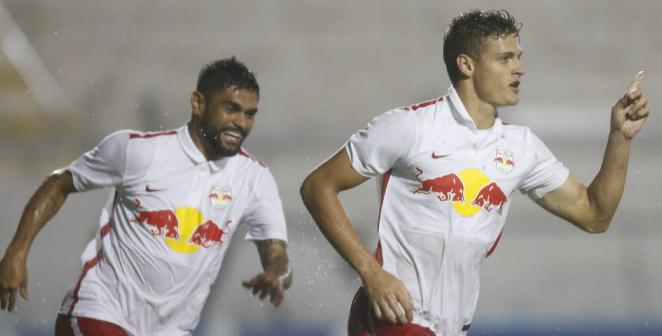 Rodrigo marcou o segundo gol do Red Bull que volta a sonha com a classificação