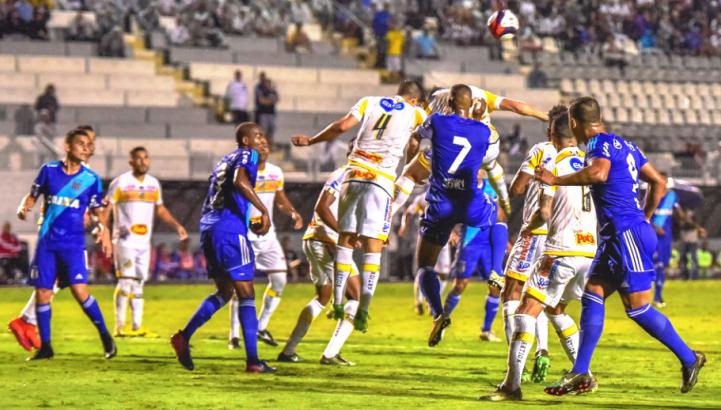 Ponte Preta martelou no final do segundo tempo, mas não conseguiu o empate. Foto: Fábio Leoni