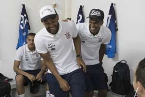 Com time misto e reservas em busca de espaço, Corinthians visita Ferroviária