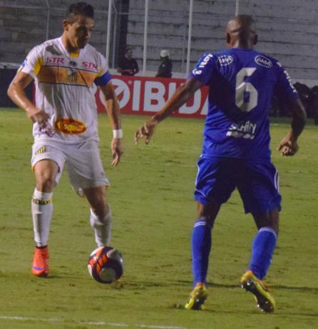 Ponte Preta, de azul, perdeu para Novorizontino e vai buscar a reabilitação em Santo André