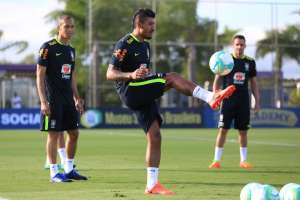 Paulinho prevê jogo truncado no Uruguai e diz que empate não seria mau resultado