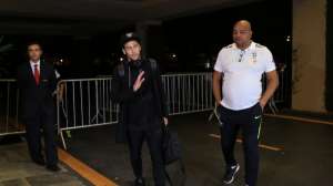 Neymar e Daniel Alves chegam ao Brasil e seleção fica quase completa