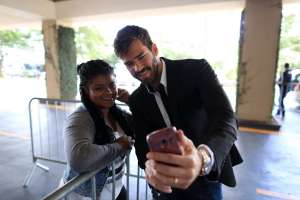 Alisson se apresenta e deixa seleção completa para último treino antes de viagem