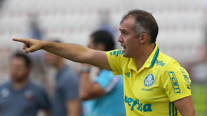 O técnico Eduardo Baptista tem seis desfalques para o jogo desta quarta-feira