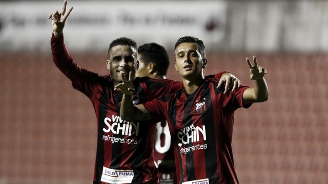 Marcelinho (à dir.) comemora com Claudinho um dos gols marcados pelo Ituano - Miguel Schincariol/Ituano FC