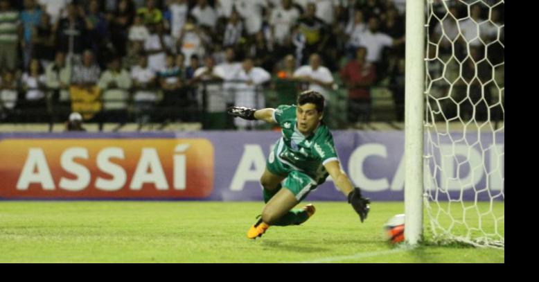 Rodrigo Viana não segurou o chute forte e rasteiro de Vitor Bueno. Foto: São Bento - oficial