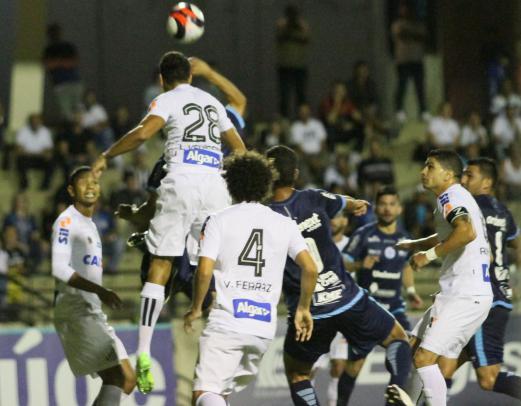 São Bento não teve força ofensiva e Santos aproveitou as poucas chances de gol. 