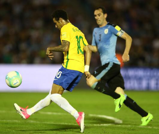 Neymar cortou o zagueiro e fez um golaço por cobertura