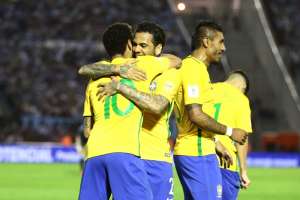 Daniel Alves celebra histórico vencedor no Centenário após 2ª goleada do Brasil