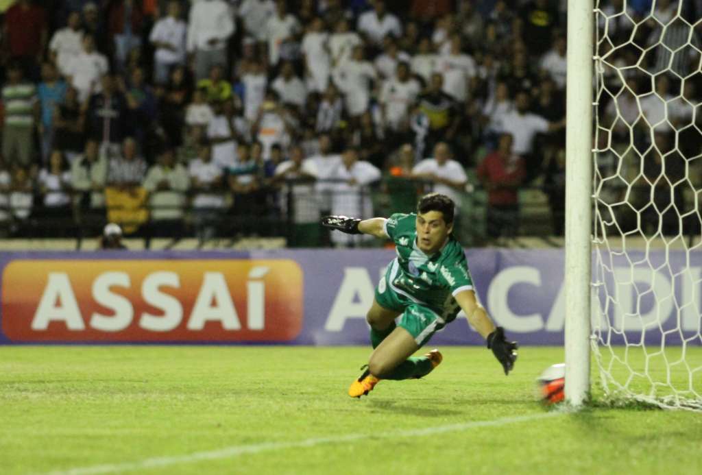 Rodrigo Viana terá vida difícil neste domingo para parar o ataque da Ponte Preta