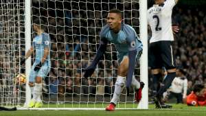 Em processo de recuperação, Gabriel Jesus visita ex-companheiros no Palmeiras