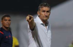 Bauza chama atacante Alario e mais dois que atuam na Argentina para a seleção