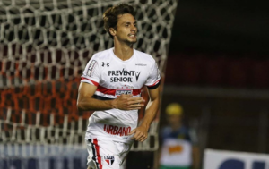 Sem renovar com o São Paulo, zagueiro é disputado por Lazio e Roma, afirma jornal italiano