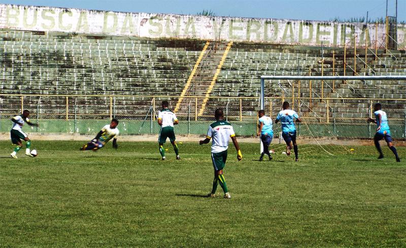 Joãozinho (à esquerda) chuta para fazer seu segundo gol na partida. (Foto: Tiago Pavini/ XV de Jaú)