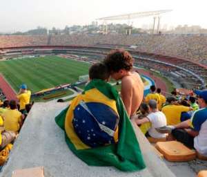 Festa da torcida e invasão de campo são destaques no treino da Seleção no Morumbi