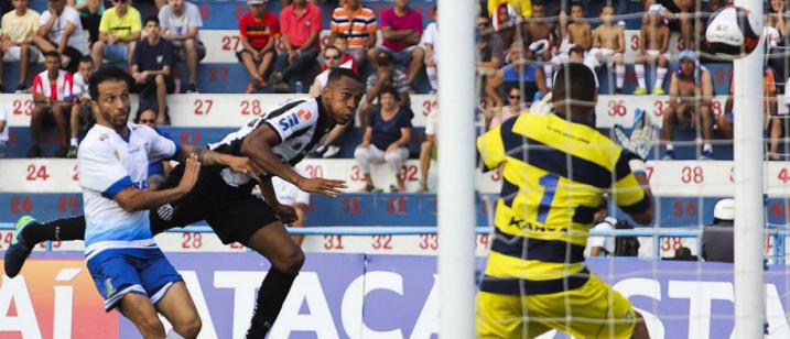 O colombiano Copete está de bem com a torcida e aproveita para marcar gols pelo Santos