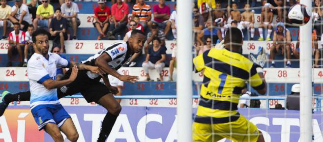 Copete marcou mais um gol importante para o Santos: enfiou a cabeça e venceu o Santo André
