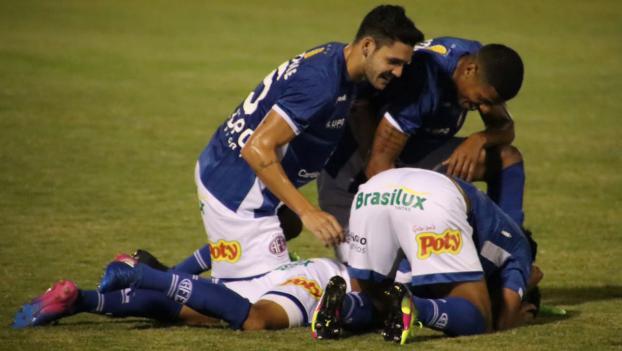Ferroviária fez dois gols rápidos e venceu o Ituano por 3 a 1 na Arena da Fonte Luminosa.