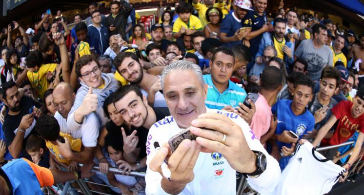 Tite tira selfie com torcedores no Morumbi
