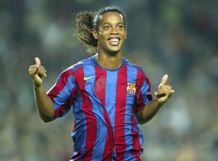 Ronaldinho anuncia que jogará amistoso entre lendas do Barcelona e Real