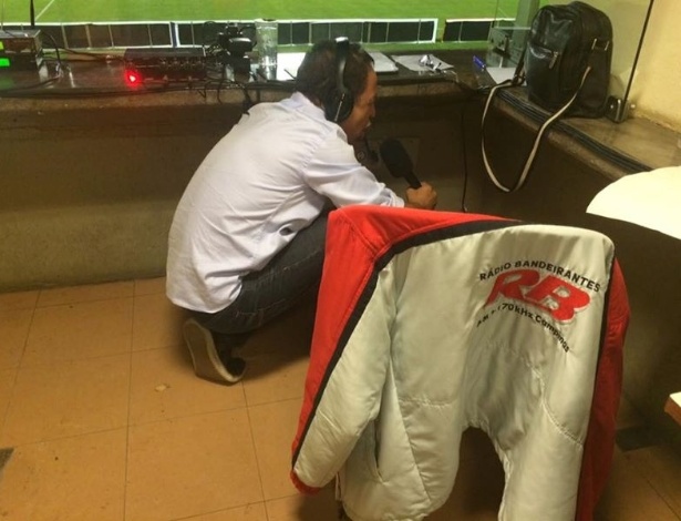 Carlos Batista teve que narrar o gol pontepretano agachado. (Foto: Arquivo Pessoal)